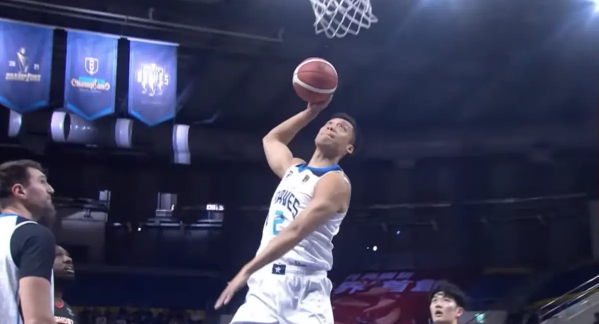 ▲PLG職籃聯盟臺北富邦勇士隊昨（25）日晚間勇士迎戰台鋼獵鷹，林志傑也以替補之姿亮相，他切入禁區嘗試單臂扣籃，更引起主場球迷滿堂喝采。（圖／擷取自PLG）