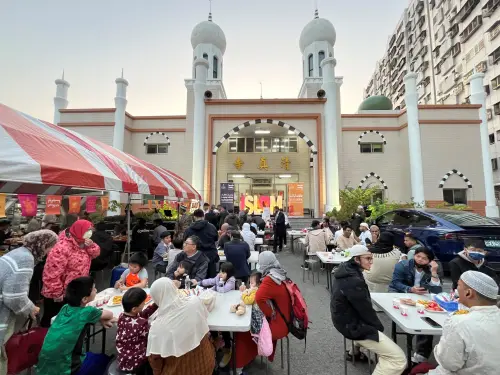 ▲開齋節是為了慶祝完成「齋戒月」的功課，穆斯林透過虔誠禮拜（五功之一）感謝真主，並祈求來年平安。圖為穆斯林齊聚台中清真寺享用開齋飯資料照。（圖／台中市民政局提供2025.3.26）
