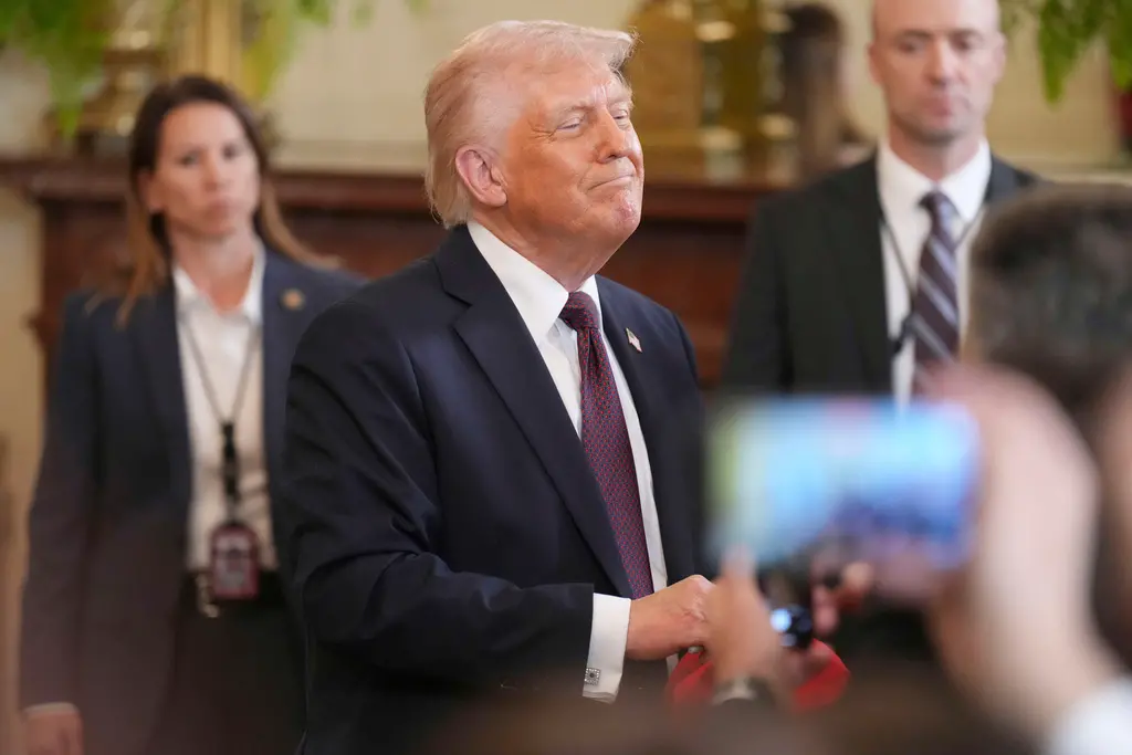 ▲美國總統川普簽署新的行政命令，要求選民審查公民身分。（圖／美聯社／達志影像）