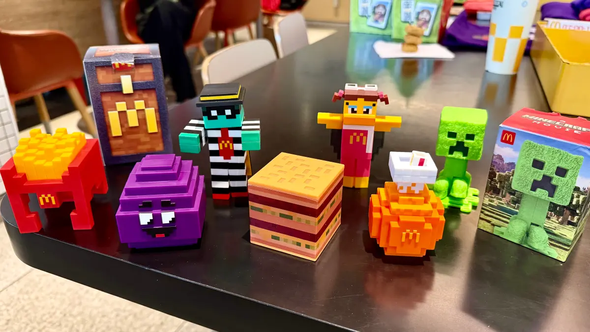 ▲麥當勞《MINECRAFT麥塊電影》聯名6款公仔盲盒、苦力怕公仔等周邊商品開箱！「麥塊電影聯名特餐」還回歸辣味麥克雞塊、搭配「地獄之焰」沾醬；歡樂送、APP獲得方式一次看。（圖／記者蕭涵云攝）