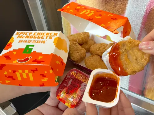 麥當勞麥塊電影苦力怕、公仔盲盒周邊開箱!歡樂送、APP規則一覽 ▲「辣味麥克雞塊」限時回歸!期間限定「地獄之焰」沾醬又酸又辣,吃起來很爽快。(圖/記者蕭涵云攝)