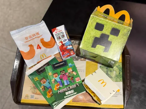 麥當勞麥塊電影苦力怕、公仔盲盒周邊開箱!歡樂送、APP規則一覽 ▲Happy Meal麥麥盒四件組送《麥塊歷險記》主題繪本。(圖/記者蕭涵云攝)