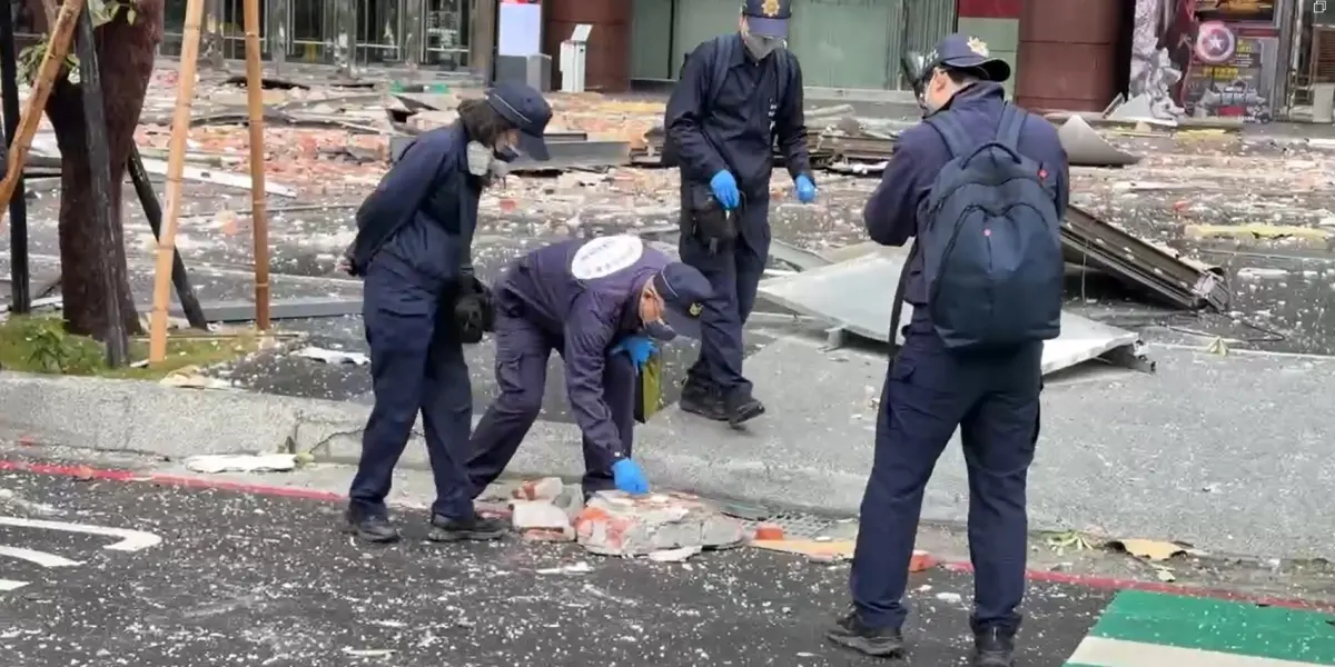 ▲新光三越中港店氣爆案後，警方在現場搜證。（資料畫面）