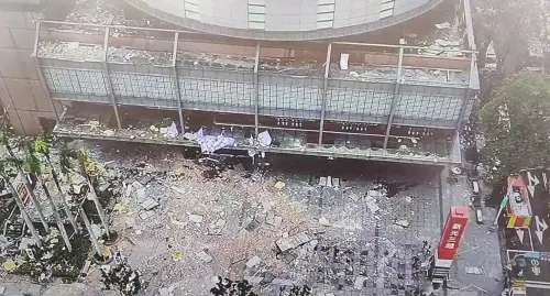▲新光三越中港店爆炸案後，整個廣場布滿高空掉落的建物殘骸。（資料畫面）