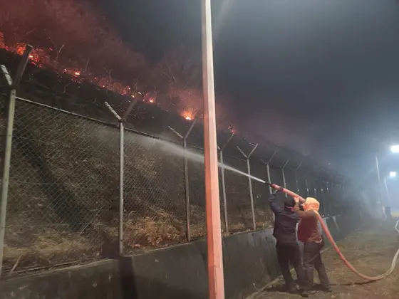 ▲韓國慶尚北道義城郡山區22日爆發森林大火，火勢燒到慶北北部第2監獄。（圖／翻攝自韓國中央日報）