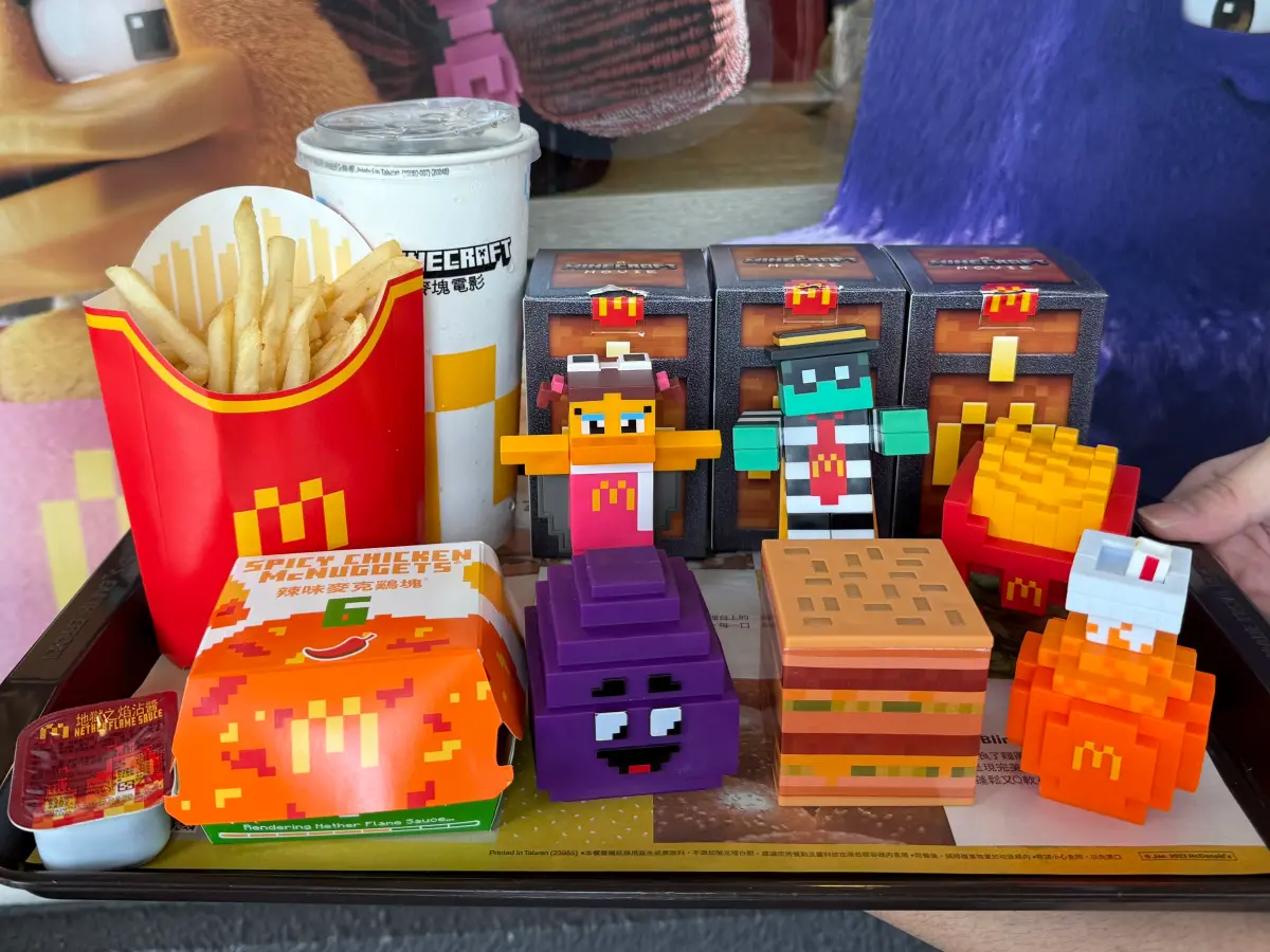 ▲本週「麥當勞小薯買一送一」，免費送4塊雞塊、薯餅等門市、歡樂送優惠一覽；《Minecraft麥塊電影》特餐盲盒公仔沒了、「苦力怕」部分餐廳已陸續贈完。肯德基母親節開吃「蜂蜜風味蒜醬脆雞」。（圖／記者蕭涵云攝）