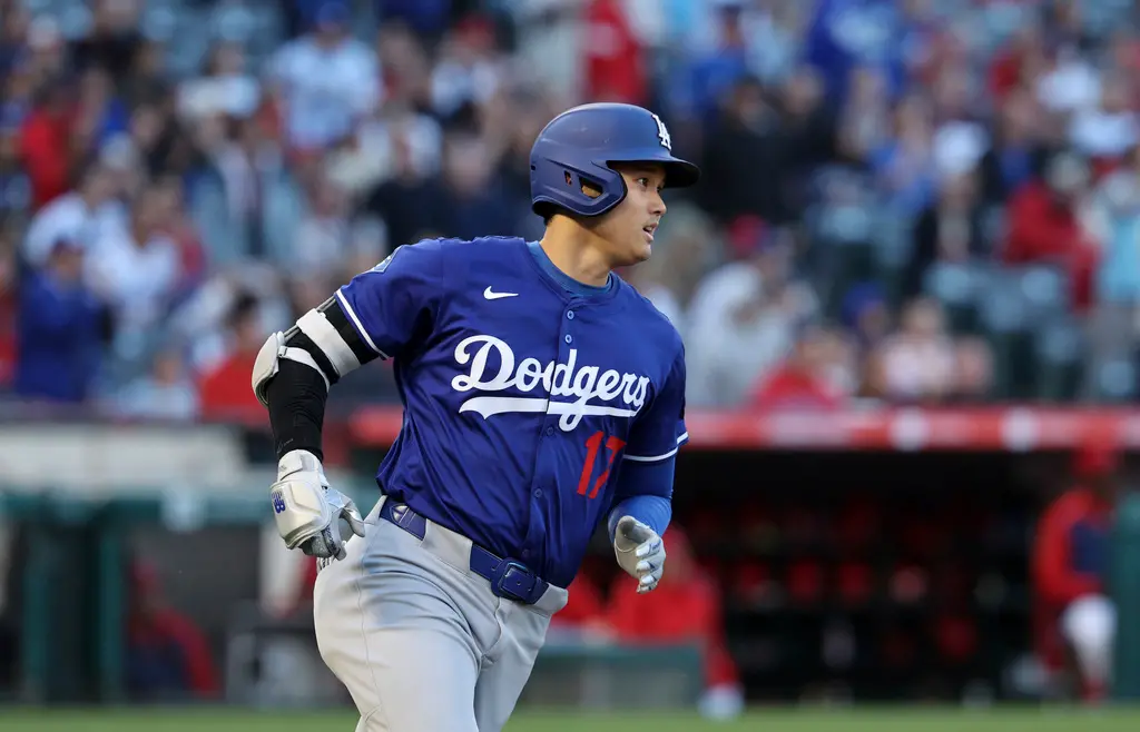 ▲洛杉磯道奇與洛杉磯天使今（26）日進行春訓最終戰，日本球星大谷翔平在3局上擊出中外野深遠二壘安打，大谷本場2打數1安，今年春訓最終打擊率為0.304。（圖／美聯社／達志影像）