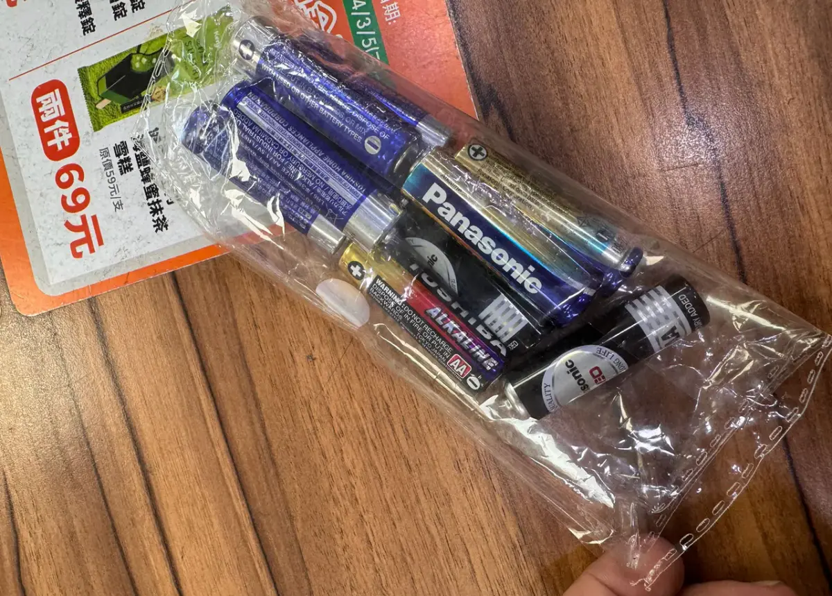 ▲有超商店員跳出，分享舊電池的正確回收順序。此外，若不正確回收舊電池，還有可能會被清潔隊開罰。（圖／翻攝Dcard）