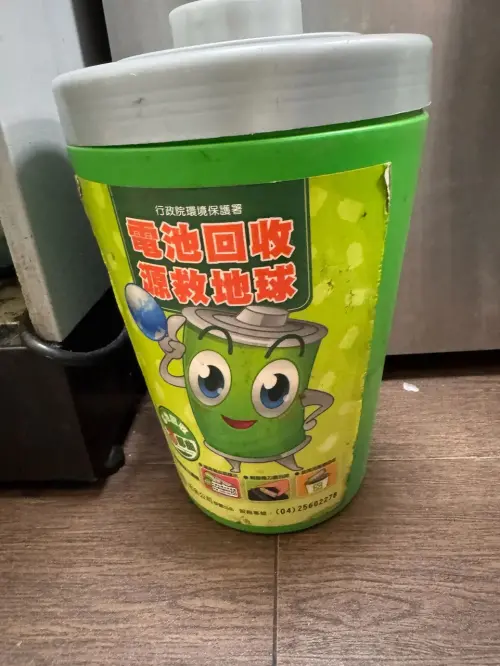 ▲廢電池一直都是可回收物，必須要送給清潔隊的回收車，或是超商、超市、量販店等集中點進行回收。（圖／翻攝Dcard）