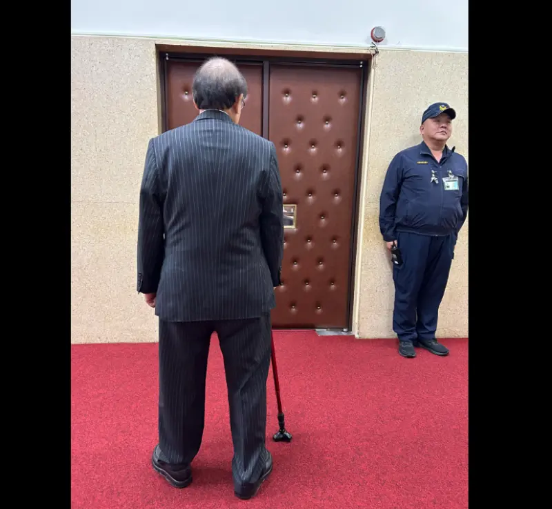 ▲柯建銘去年腳傷，傷癒復出後公開現身，就都拄著拐杖。（圖／翻攝柯建銘臉書）