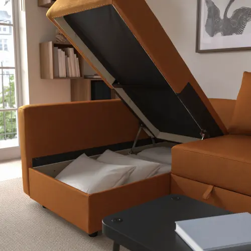 ▲FRIHETEN轉角沙發床附收納空間不僅可當沙發、躺椅及雙人床使用