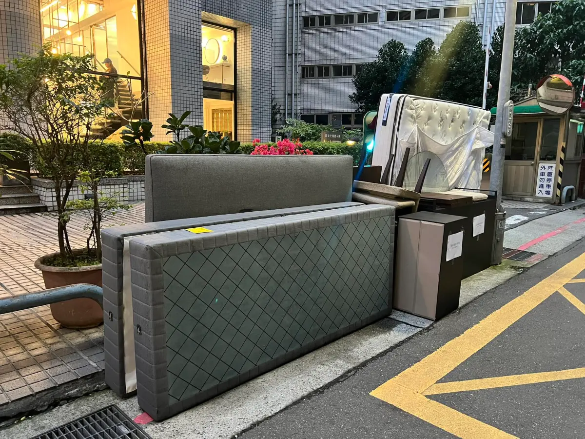 ▲網友路過台北大安區，見一堆看起來還算新的高級家具堆路邊等回收，感嘆「別人丟的家具比自家還要好」。（圖／路上觀察學院臉書）