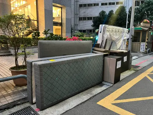 台北大安區路邊「廢棄家具」比家裡好 保全:垃圾間撿過整組PS4