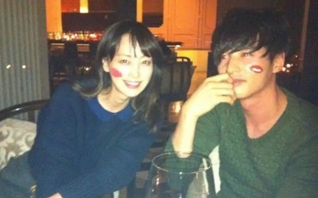 ▲韓國女星李奈映（左）過去曾和黎明、裴勇浚等大咖男神傳緋聞，有韓國「發電機始祖」的封號，最後她嫁給巨星元斌（右），結婚至今10年了。（圖／翻攝自韓網）