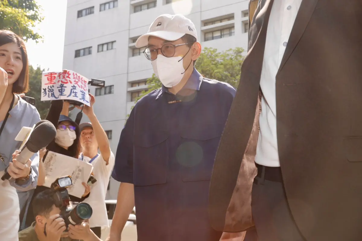 ▲黃子佼再被查獲藏有另外12名少女的露骨畫面，一共586部性影像，北檢將其追加起訴。（圖／記者李政龍攝）