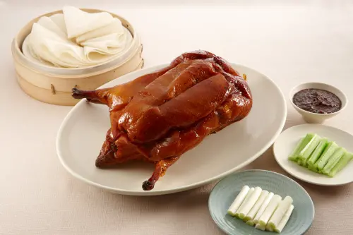 ▲雲錦中餐廳推出董事長最愛的「招牌烤鴨四吃」，首推獨家新吃法「脆鴨皮沾咖啡糖」。（圖／台北君悅提供）