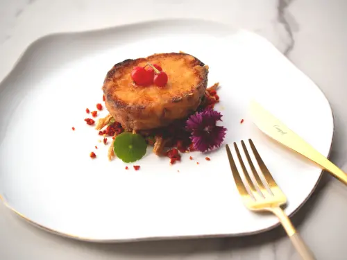 ▲位在微風南山的川雅，也推出新菜色，圖為「脆椒煙燻圓鱈」。（圖／川雅提供）