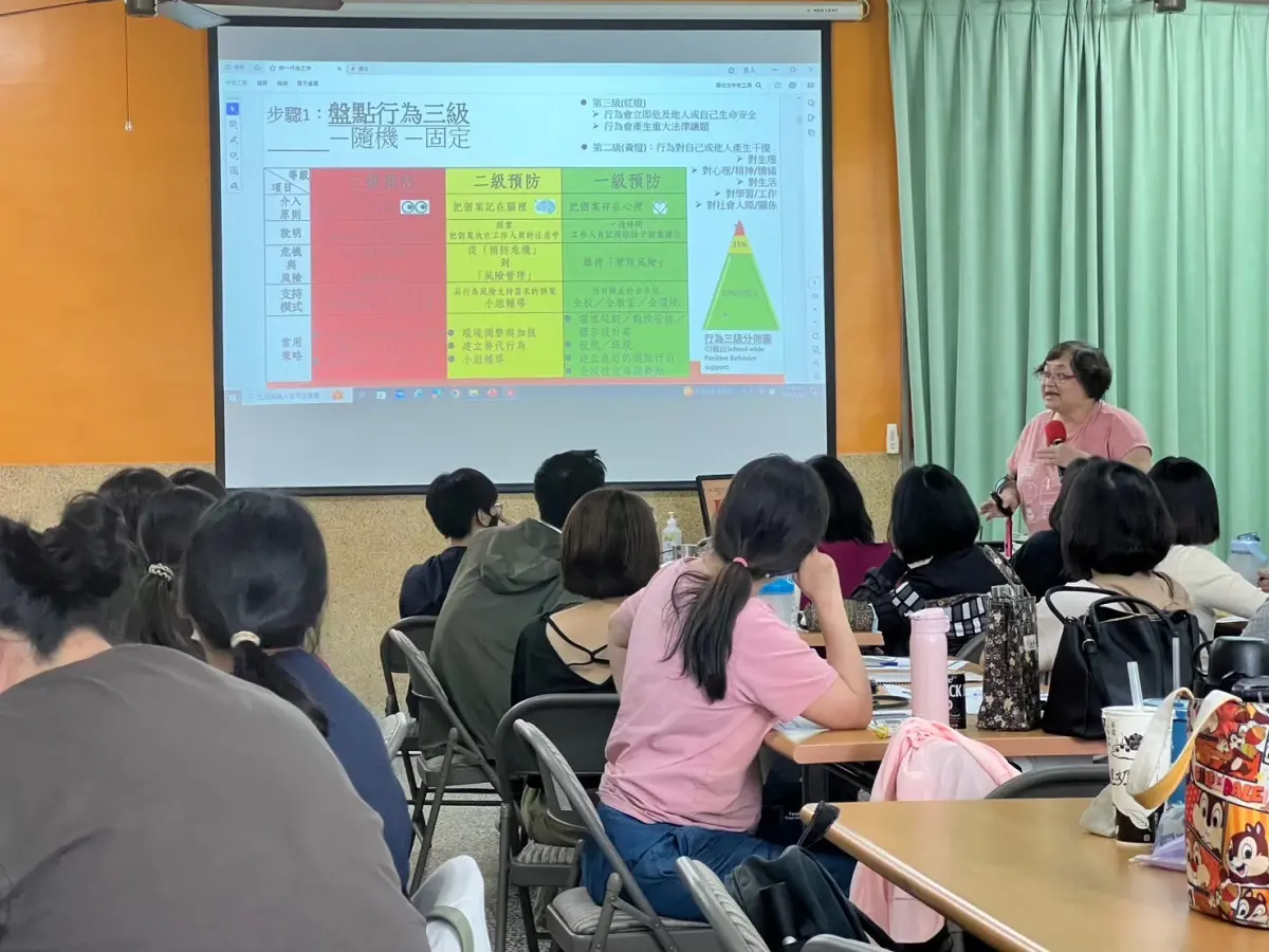 ▲加值辦理社區輔導培力研習，提升社區網絡人員學習辨識嚴重情緒行為三級預防（紅、黃、綠燈）的基礎識別與處遇。（圖／高市府社會局提供）