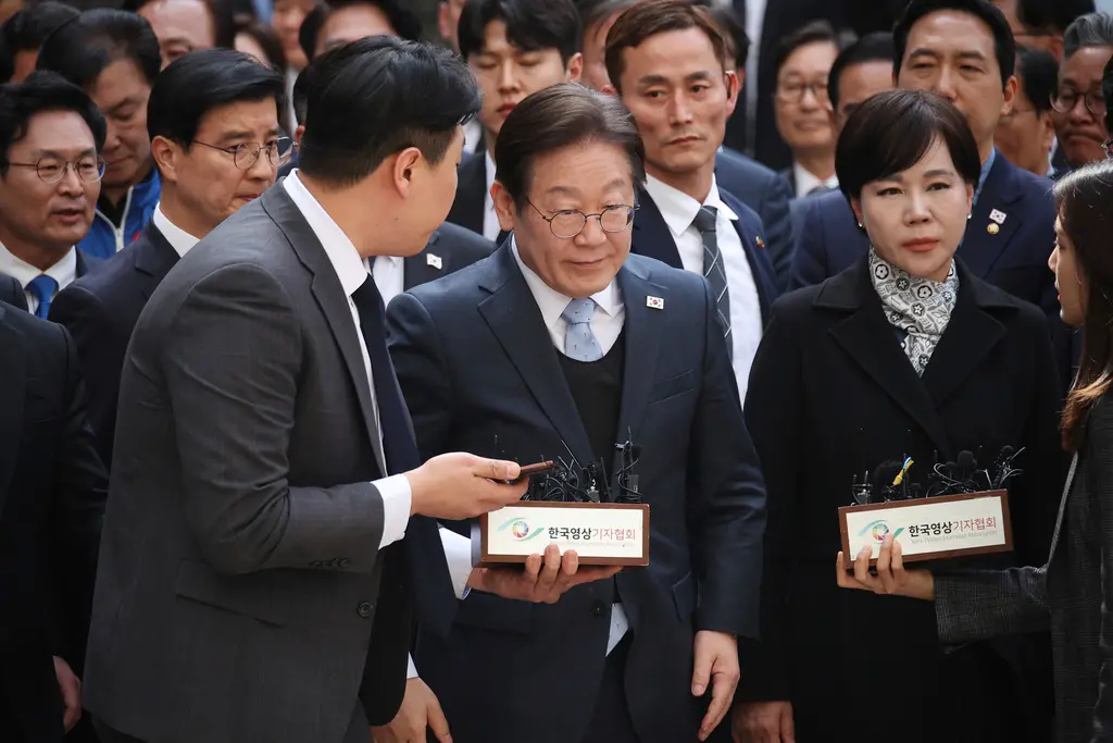 ▲韓國最大在野黨共同民主黨黨魁李在明（圖中）涉違反選舉法一案，首爾高等法院今（26）日二審改判李在明無罪，推翻一審的期徒刑1年緩刑2年判決，上演大逆轉。（圖／美聯社／達志影像）