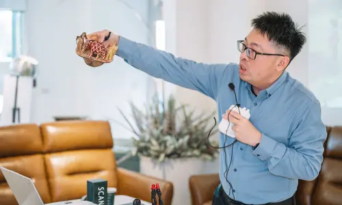 ▲藉由鄭子宏老師的鏡頭,現場觀眾親眼目睹了野性與柔情並存的自然奇觀,體會生命的脆弱與堅韌。(圖/翻攝畫面) ▲藉由鄭子宏老師的鏡頭,現場觀眾親眼目睹了野性與柔情並存的自然奇觀,體會生命的脆弱與堅韌。(圖/翻攝畫面)