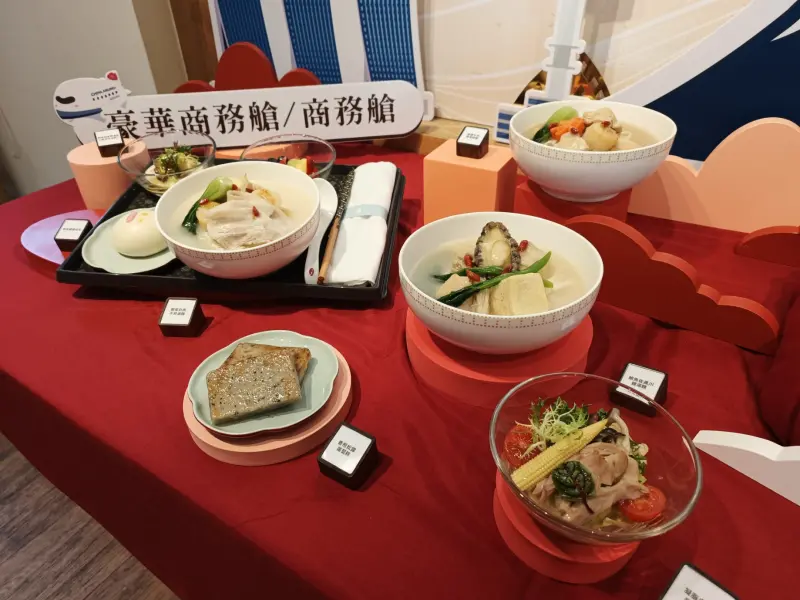 ▲中華航空今(26)日宣布,攜手蟬聯七年米其林必比登推薦的雙月食品社推出新的機上餐。(圖/記者許若茵攝,2025.03.26)