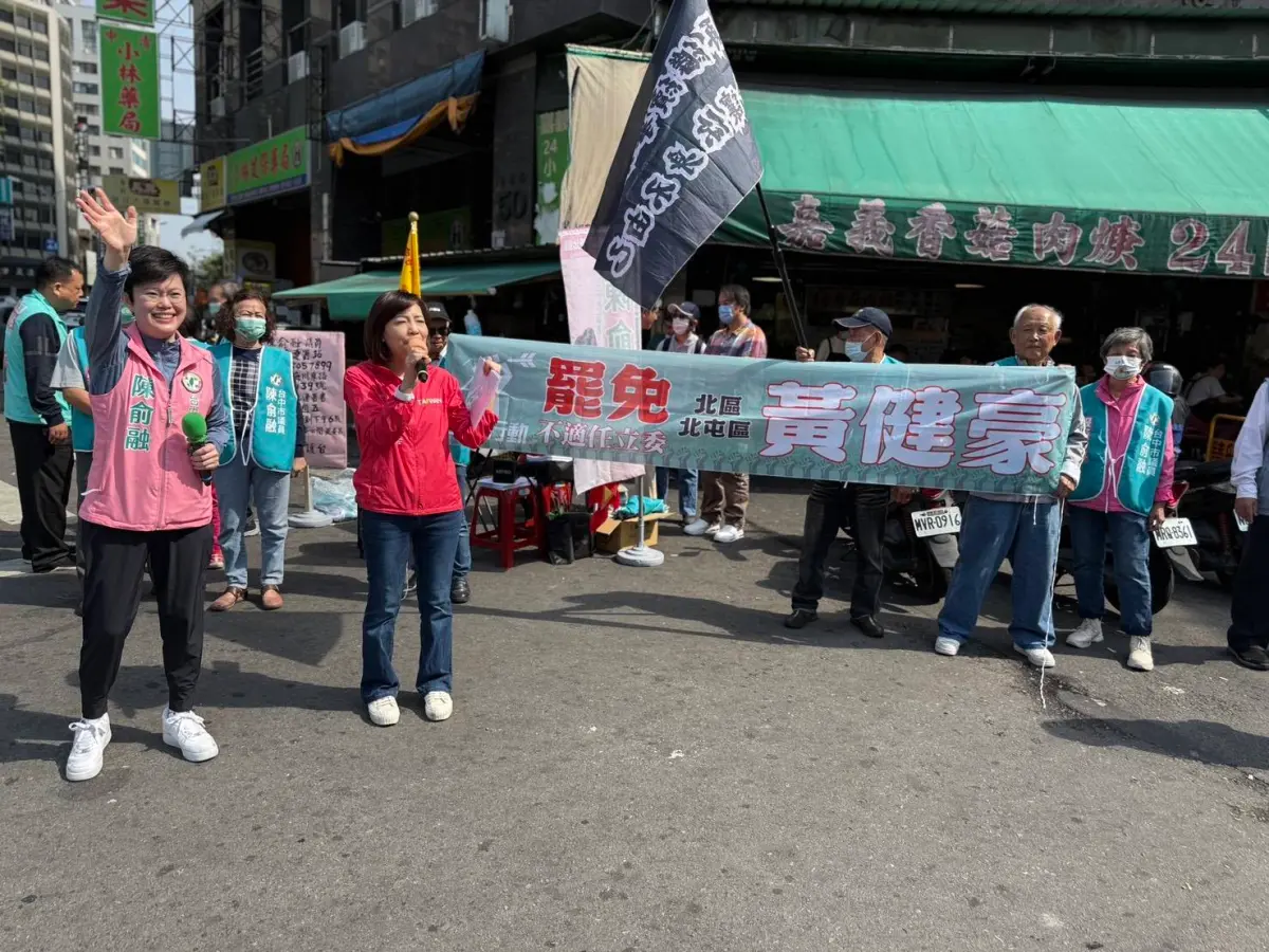 ▲民進黨市議員陳淑華、陳俞融等人，聯合公民罷免團體，進行街頭宣講(圖／柳榮俊攝2025.3.26)