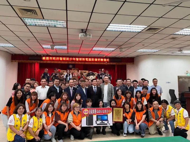 ▲有環保模範生之稱的「銘福集團」旗下綠化環保工程股份有限公司，捐贈桌上型電腦17部、筆記型電腦1部予高市警局少年。(圖／高市警局少年隊提供)