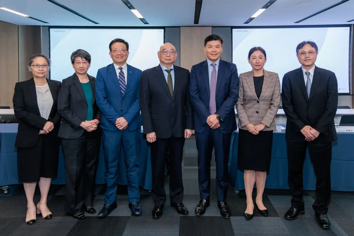 ▲凱基金控今（26）日舉行法說會，總經理楊文鈞（右三）也針對併購安泰銀行傳聞做出回應。（圖／凱基金提供）