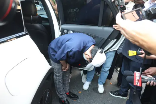 黃子佼道歉了!二審出庭「突襲」表態 ▲黃子佼二審開庭結束後,上車前鞠躬示意。(圖/記者李政龍攝)