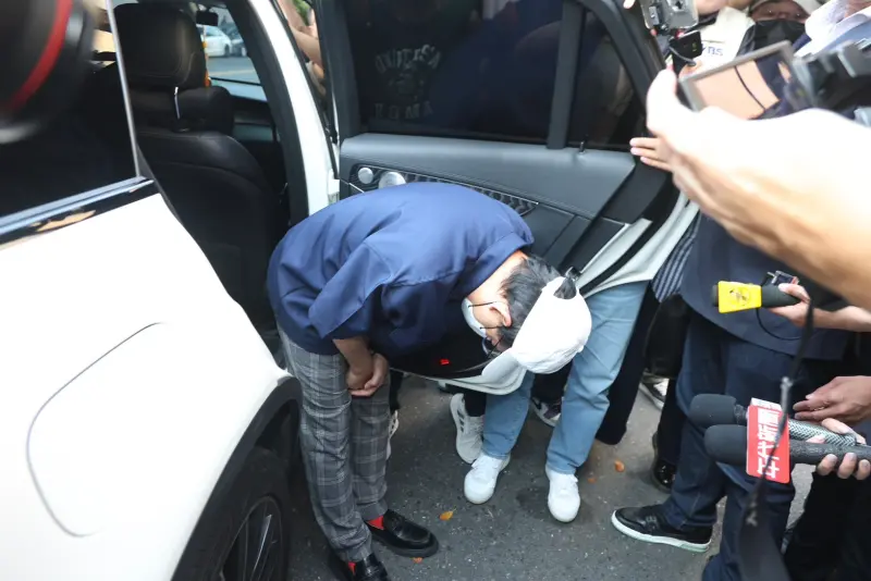 ▲黃子佼二審開庭結束後，上車前突然向媒體鞠躬示意，恐怕是想換取原諒，不過知名律師李怡貞呼籲，民眾將判決書中受害者資料轉傳，將會造成N次傷害。（圖／記者李政龍攝）