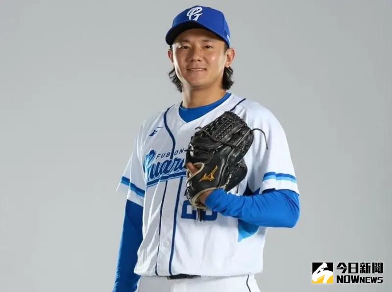 ▲根岸涼與富邦悍將簽下育成洋投合約。（圖／取自根岸涼IG）