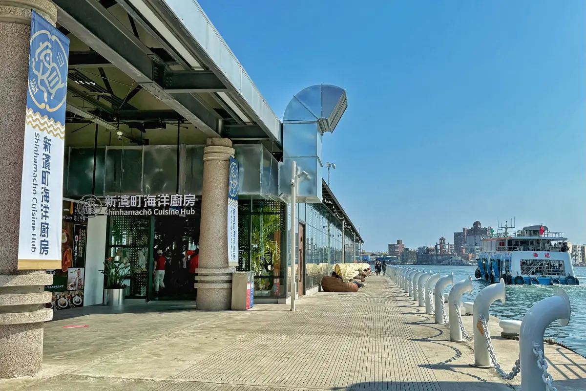 ▲高雄「新濱町海洋廚房」進駐原本的「鼓山魚市場」之商場空間，地點就在渡船頭隔壁。開幕首日即吸引1萬人次造訪，裡頭集結15家獨具風格的餐飲品牌，包含海外首家「JAPAN燒烤」、全台獨家「日本日乃屋咖哩」等。（圖／記者葉盛耀攝）