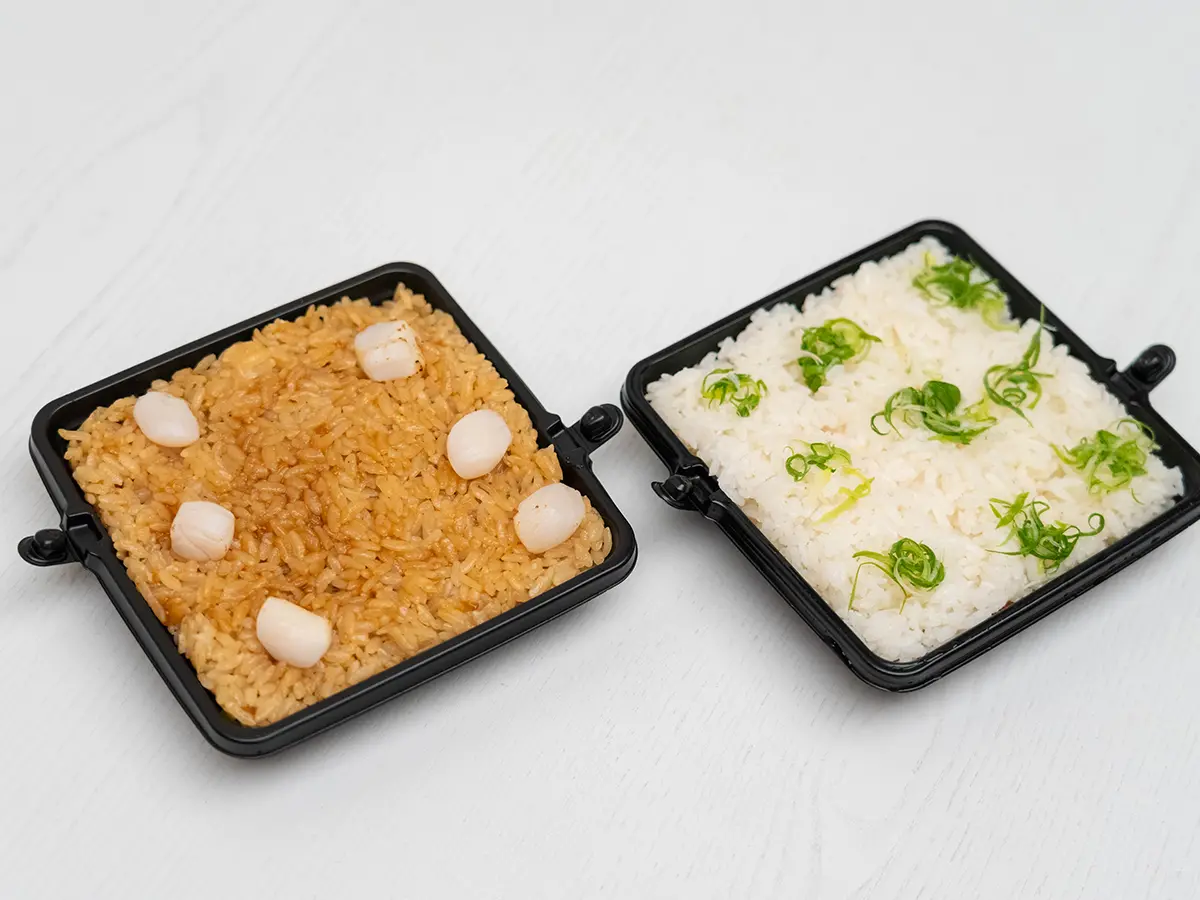 ▲愚人節繼清心福全開賣偽酒系「珍桃氣」手搖飲料、4月1日起Bonchon本村炸雞「天天免費」，爭鮮盲盒便當竟「買白飯送蔥」？揭曉「飯裡藏鮮」海陸口味沒在開玩笑，28cm巨無霸手卷還「買大送小」。（圖／爭鮮餐飲提供）