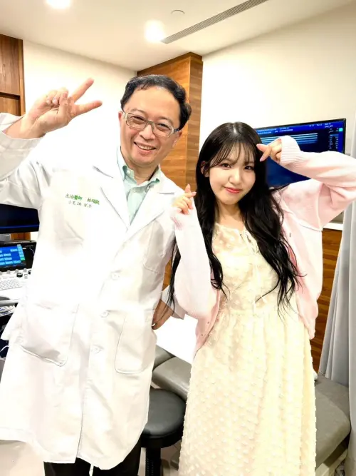 為廉世彬(右)治療的醫生身分超大咖,是台灣奧運賽事御用醫生林頌凱(左)。(圖/樂天桃猿提供) ▲為廉世彬(右)治療的醫生身分超大咖,是台灣奧運賽事御用醫生林頌凱(左)。(圖/樂天桃猿提供)