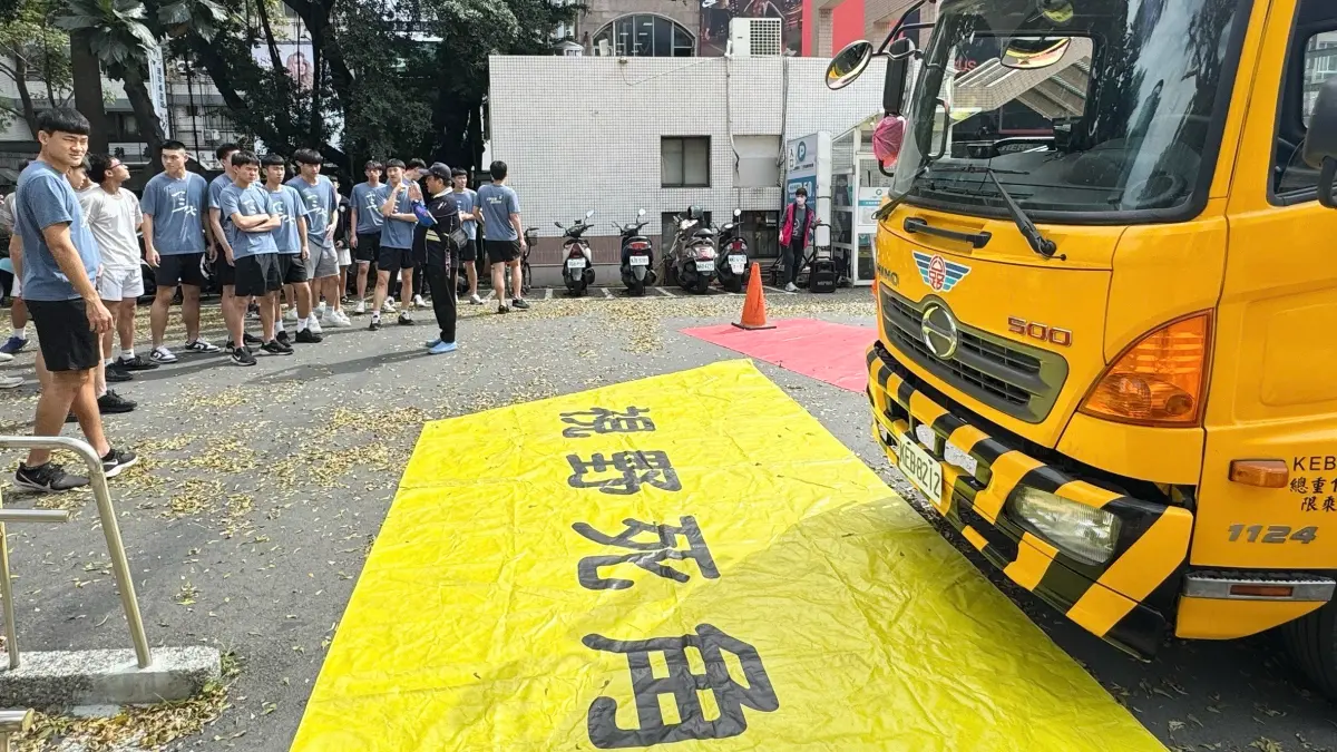 ▲地上鋪上鮮明的色塊，標示大貨車駕駛「視野死角」區域及轉彎的「內輪差」軌跡，實際演示視野盲點如何產生。（圖／高市府教育局提供）