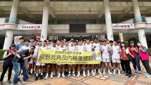 ▲高市府教育局與監理機關合作,最近將大型車開入三民家商校園,讓學生體驗與感受大型車行進間「內輪差」造成的近身壓力與危險性。(圖/高市府教育局提供) ▲高市府教育局與監理機關合作,最近將大型車開入三民家商校園,讓學生體驗與感受大型車行進間「內輪差」造成的近身壓力與危險性。(圖/高市府教育局提供)