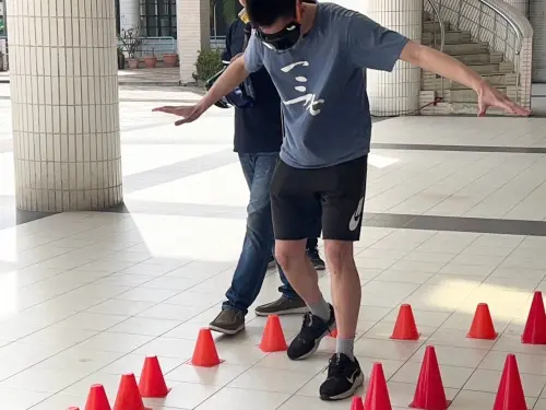 ▲「試戴3D模擬酒駕眼鏡行進」課程,讓學生們戴上模擬眼鏡,實際感受到在酒駕與疲勞駕駛狀態下騎車或開車,是多麼危險且害人害己的行為。(圖/高市府教育局提供) ▲「試戴3D模擬酒駕眼鏡行進」課程,讓學生們戴上模擬眼鏡,實際感受到在酒駕與疲勞駕駛狀態下騎車或開車,是多麼危險且害人害己的行為。(圖/高市府教育局提供)