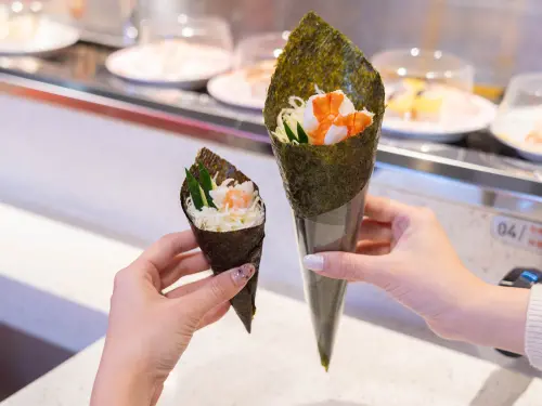 ▲爭鮮迴轉壽司推出超大28cm「巨無霸手卷」一份90元。（圖／爭鮮餐飲提供）