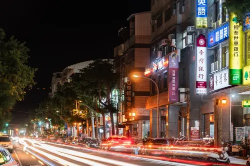 ▲新東區生活圈緊鄰台74線，尤其中興東路周邊商圈密集，散步的距離就能輕鬆滿足生活所需。（圖／品牌提供）