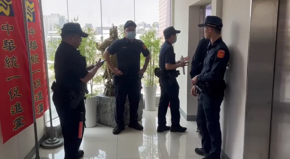 ▲據傳張安樂將於統促黨宣布竹聯幫新任幫主消息，中和分局警方動員72名警力，到場關心，不過下午3時許，仍未見張安樂現身。（圖／讀者提供）