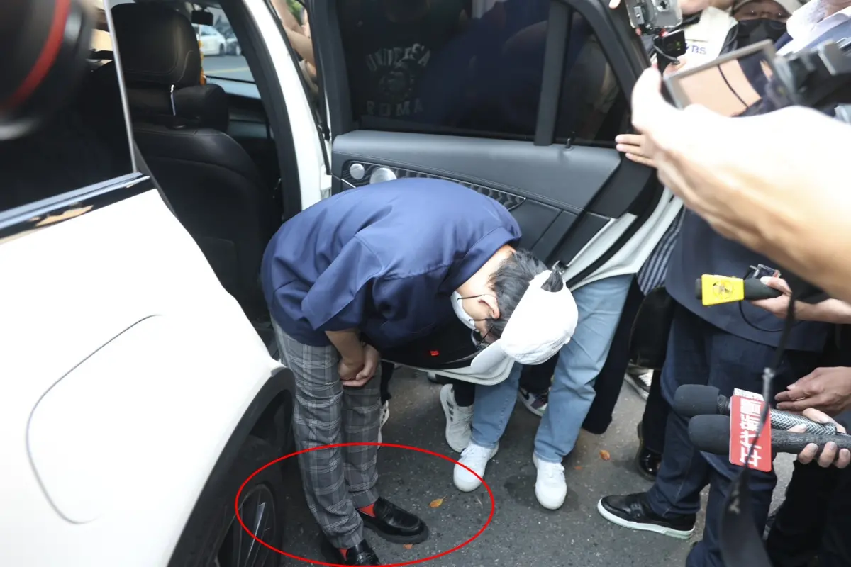 ▲藝人黃子佼付費加入創意私房網站，持有2259段未成年不雅影像，今第6次出庭，仍然身穿同一件藍色改良式青年裝，不過鞠躬道歉時，黃子佼露出鮮豔紅襪，十分搶眼。（圖／記者李政龍攝）