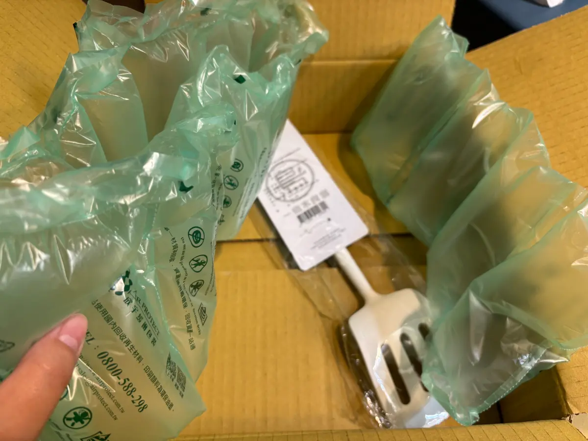 ▲網購收到的氣泡袋（緩衝包材）別再當垃圾丟了，家事達人教「超神用法」，變迷你垃圾袋，省去買垃圾袋的錢。（圖／記者徐銘穗攝）