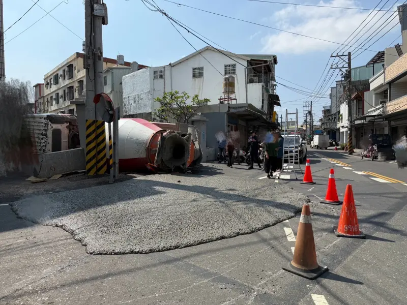 ▲一輛預拌混凝土車今天上午行經橋頭區甲昌路與通山巷口時，疑因過重壓垮排水溝蓋，導致車輛陷落翻覆。水利局接獲通報後立即派員勘查。(圖／岡山分局提供)