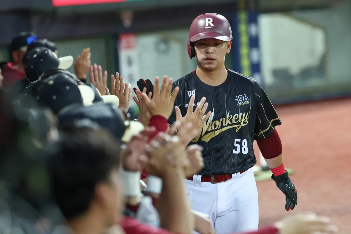 ▲樂天桃猿廖健富開季打擊陷入低潮，本季至今出賽12場，合計28打數內，只有1支一壘短程安打，樂天桃猿總教練「阿公」古久保健二希望他放開來打，別想太多。（圖／樂天桃猿提供）