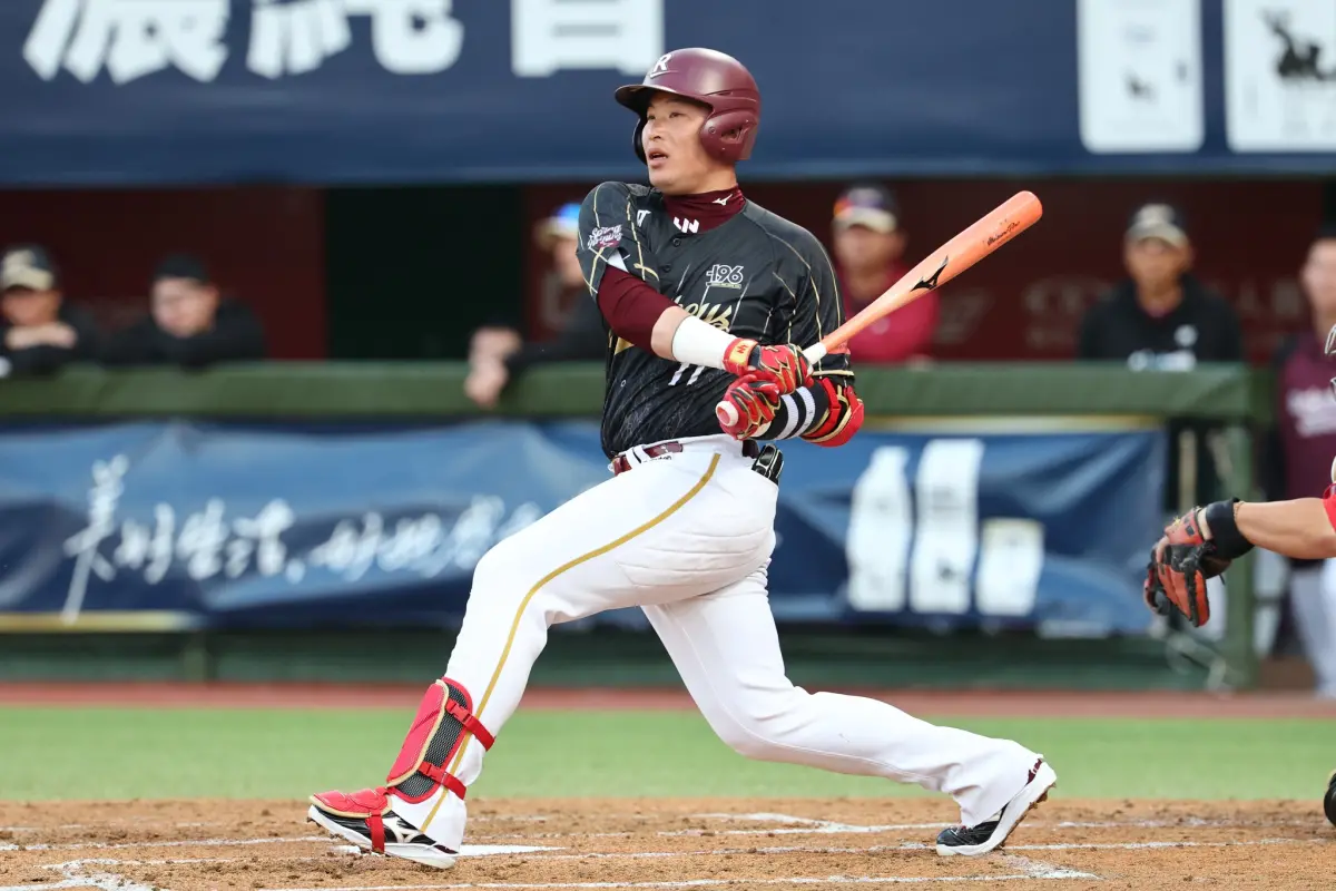 ▲中華職棒樂天桃猿今（29）日客場以4：3險勝中信兄弟，老將林泓育七局關鍵代打敲安超前比分，加上廖健富首局開轟，終結者陳柏豪九局下再見三振守住勝利。（圖／樂天桃猿提供）