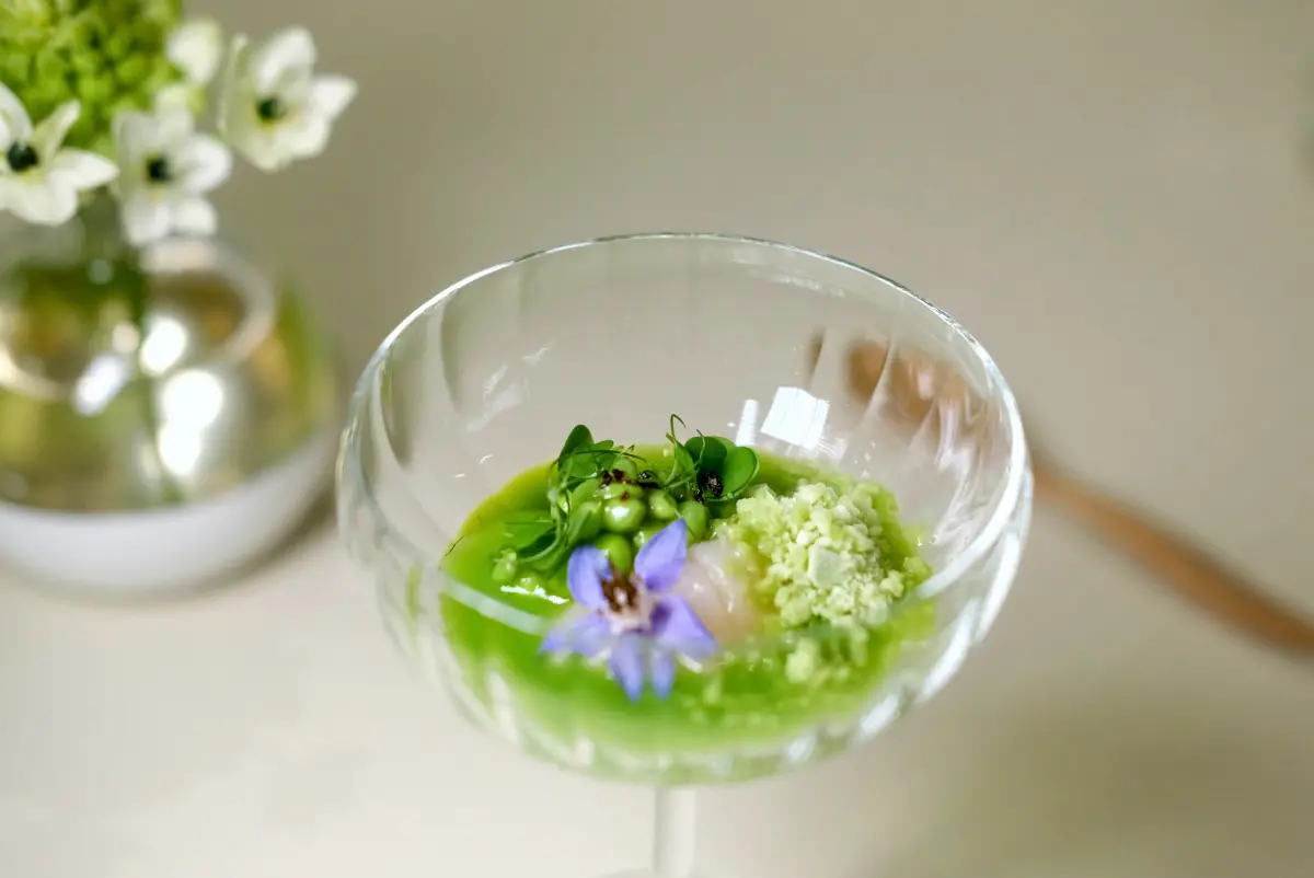 ▲「A」餐廳在去年摘下米其林一星，日前又傳出在由世界最佳50餐廳創立的餐飲指南「50 Best Discovery」獲得「年度全球關注餐廳」，現推出新一季菜單「根莖花語」，每道菜都如花園或畫作般繽紛雅緻。（圖／記者葉盛耀攝）