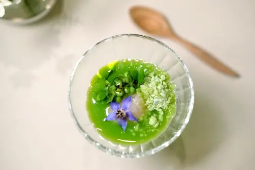 ▲「干貝奶酪蜜糖豆」以豆莢作為醬汁，裡頭還有甜豆帶出清晰又醒目的刺激感。（圖／記者葉盛耀攝）