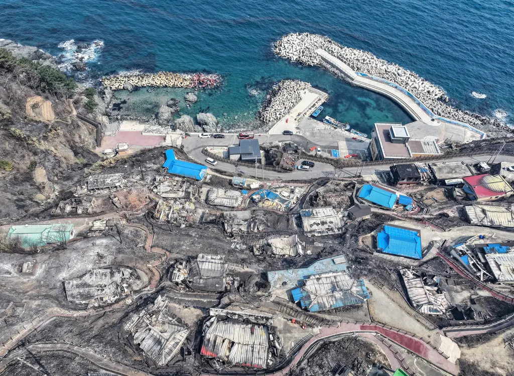 ▲韓國這波野火造成慘重傷亡，圖為遭到火勢蹂躪的村空拍照。（圖／美聯社／達志影像）