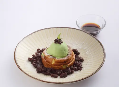 ▲「花酒蔵  Aplus Dining Sake Bar」新推出瑞可塔起司做成的乳清蛋糕，圖為抹茶冰淇淋紅豆鮮乳清蛋糕。（圖／花酒蔵提供）