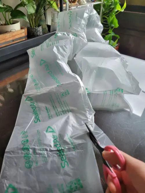 ▲網購氣泡袋（緩衝包材）不用分開，剪開一邊洩氣，就能當小垃圾袋。（圖／翻攝Threads）